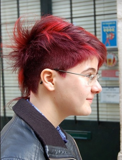 bok fryzury krótkiej asymetrycznej z czerwonymi pasemkami, bok wystrzyżony, uczesanie damskie zdjęcie numer 110